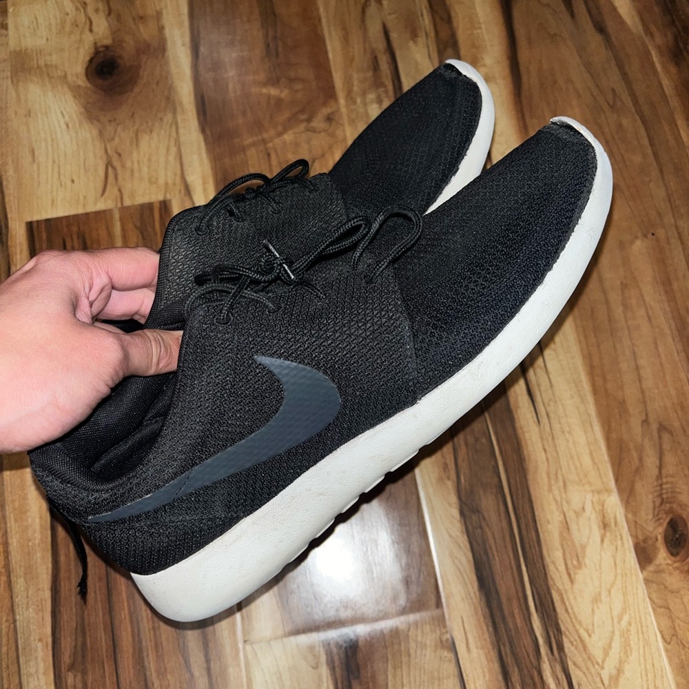Nike Black and White Rosche